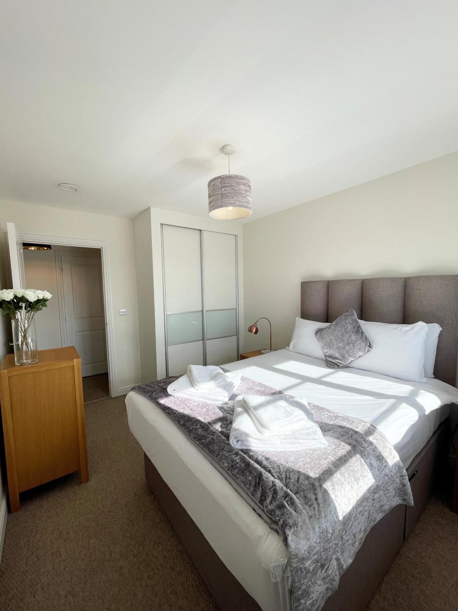 Blue Sky Apartments @Wallis Square, Farnborough Farnborough  Extérieur photo